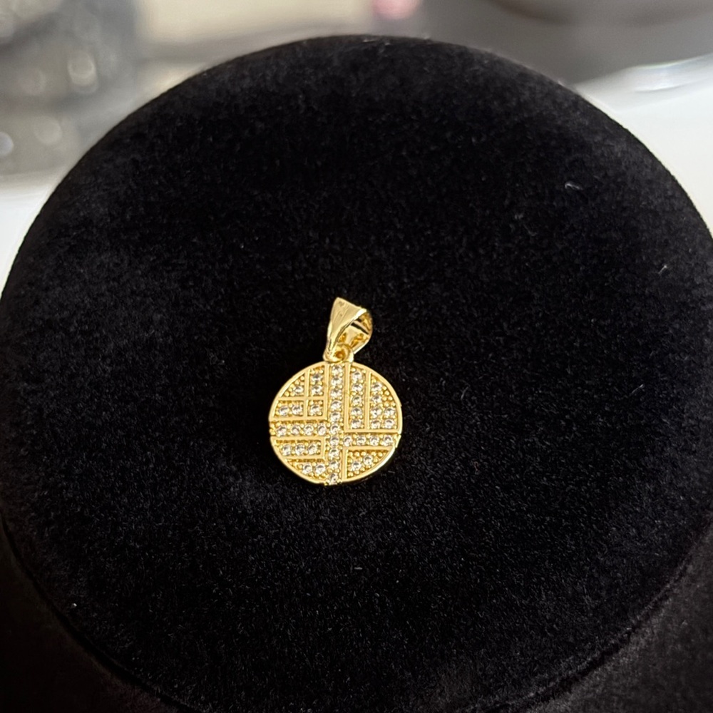 Elegant Gold Pendant with Intricate Design